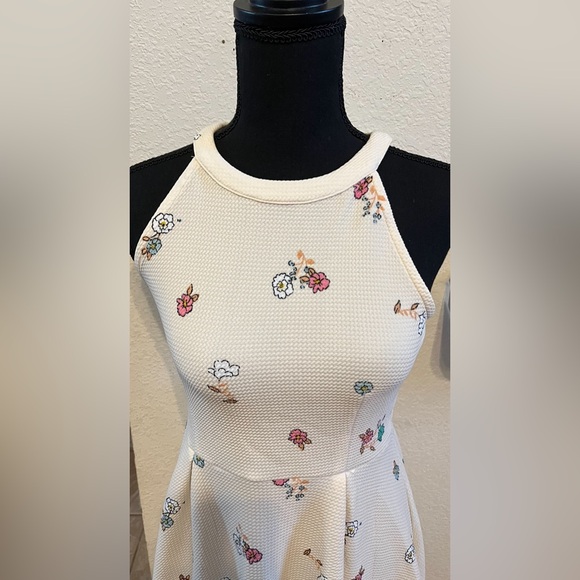 Chic cream with small flower prints dress Large - Picture 2 of 7